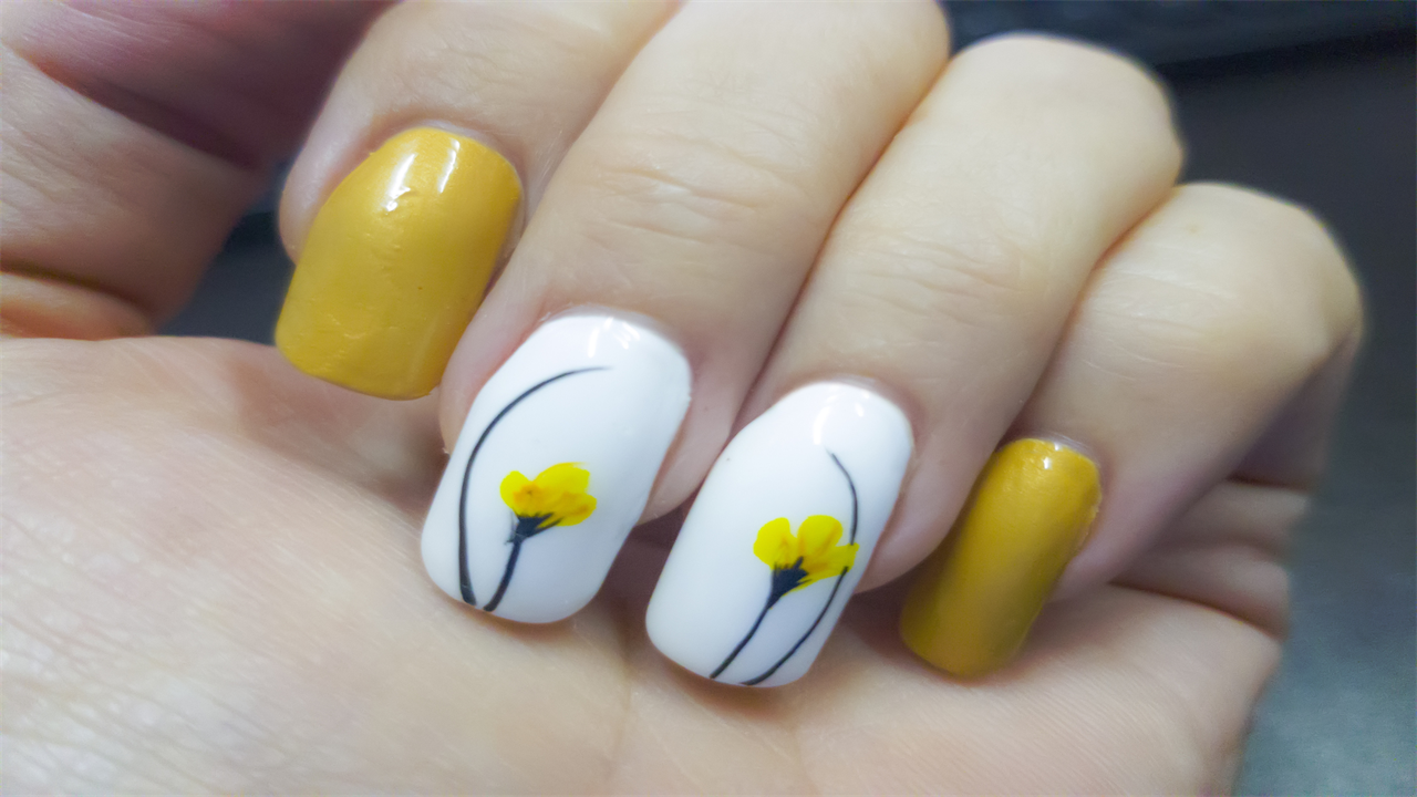 2 Easy DIY Manicures With Adorable Spring-Themed Nail Art