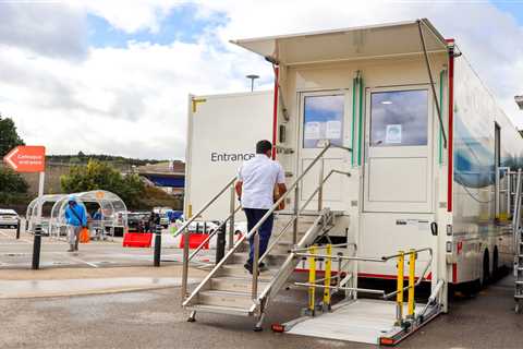 Brits urged to visit ‘health trucks’ after hundreds already diagnosed with lung cancer – the 6..