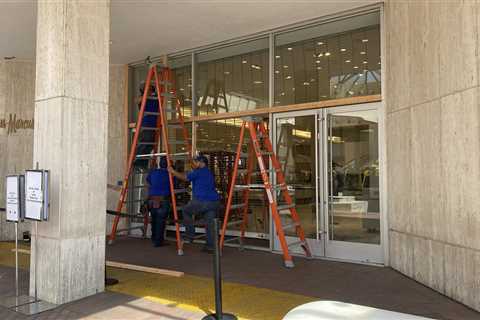 Burglars Crash Into Neiman Marcus in Beverly Hills