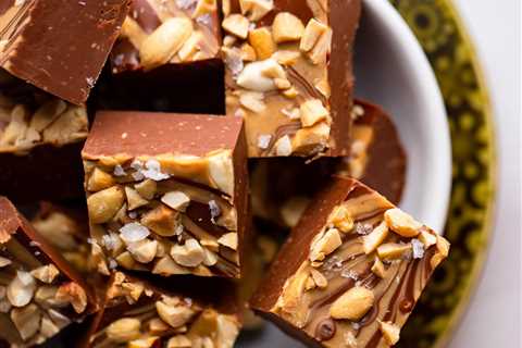 Chocolate Peanut Butter Fudge (3 Ingredients)