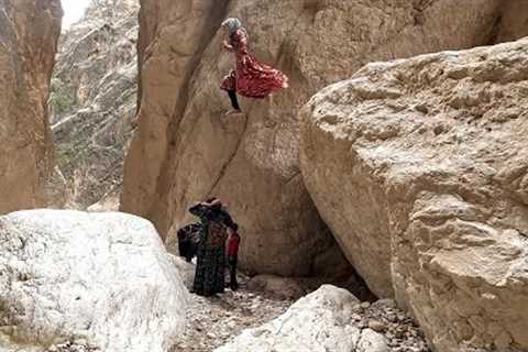 The difficult passage of a village woman with her children in the mountains