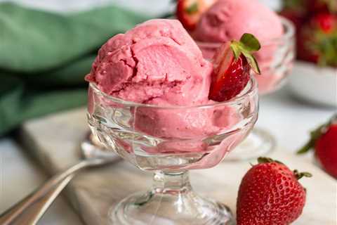 Strawberry Frozen Yogurt (No Ice Cream Maker)