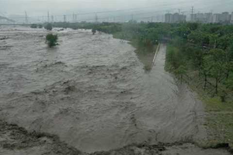 Just now, China are under water! Massive flooding turns Hainan streets into river